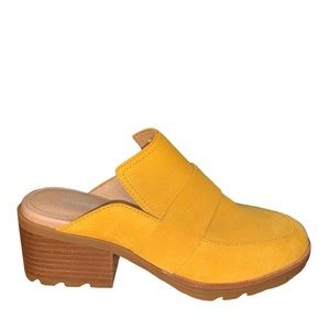 NWOT Sorel Mustard Leather Lug Sole Mules